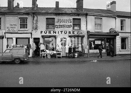 John's Household Furniture Shop, Lil's Cafe et Admiral Dundas Pub avant la démolition dans le bidonville de St ann's, Nottingham. 1969-1972 Banque D'Images