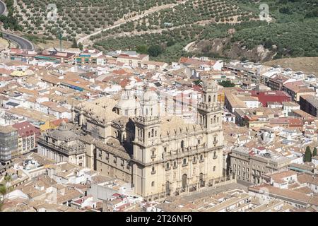 Gros plan du sommet d'une montagne de la cathédrale de Jaen et de ses maisons au toit brun. Andalousie. Espagne Banque D'Images