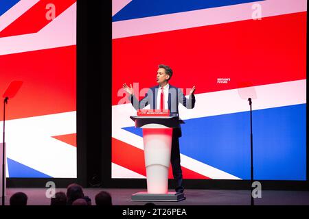 Ed Milliband, député, secrétaire d'État fantôme à la sécurité énergétique et à Net Zero, prononce un discours à la conférence nationale du Parti travailliste à Liverpool le 9 octobre 2023 Banque D'Images