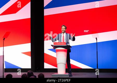 Ed Milliband, député, secrétaire d'État fantôme à la sécurité énergétique et à Net Zero, prononce un discours à la conférence nationale du Parti travailliste à Liverpool le 9 octobre 2023 Banque D'Images