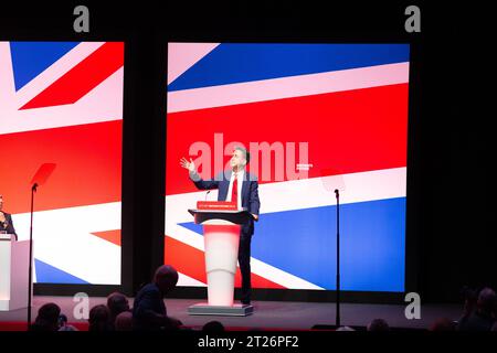 Ed Milliband, député, secrétaire d'État fantôme à la sécurité énergétique et à Net Zero, prononce un discours à la conférence nationale du Parti travailliste à Liverpool le 9 octobre 2023 Banque D'Images