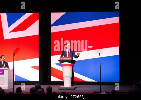 Ed Milliband, député, secrétaire d'État fantôme à la sécurité énergétique et à Net Zero, prononce un discours à la conférence nationale du Parti travailliste à Liverpool le 9 octobre 2023 Banque D'Images