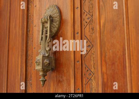 Vieille poignée de porte vintage sur une porte en bois. Mise au point sélective. Banque D'Images