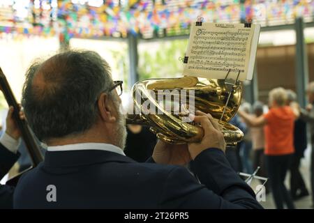 Figueres, Espagne, 14 mai 2023 : des musiciens jouent de la musique et des inconnus dansent des sardanes dans la rue de Figares, en Catalogne. Banque D'Images