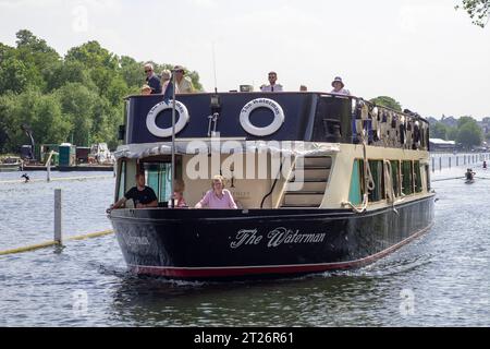 14 juin 23 The Waterman River Cruiser avec des passagers sur la Tamise à Henley-on-Thames dans l'Oxfordshire, lieu de la Royal Regatta. Prise sur un fi Banque D'Images