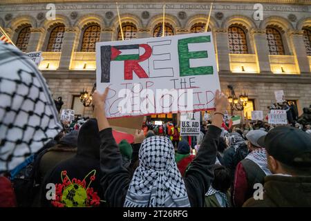 Boston, Massachusetts États-Unis 16 octobre 2023 rassemblement en soutien à la Palestine devant la bibliothèque publique de Boston à Copley Square, Back Bay, Boston, Massachusetts. Le rassemblement et la marche dans les rues de Boston ont été suivis par environ 2000 personnes. (Rick Friedman) Banque D'Images