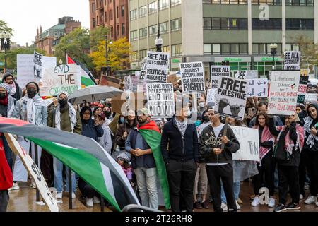 Boston, Massachusetts États-Unis 16 octobre 2023 rassemblement en soutien à la Palestine devant la bibliothèque publique de Boston à Copley Square, Back Bay, Boston, Massachusetts. Le rassemblement et la marche dans les rues de Boston ont été suivis par environ 2000 personnes. (Rick Friedman) Banque D'Images