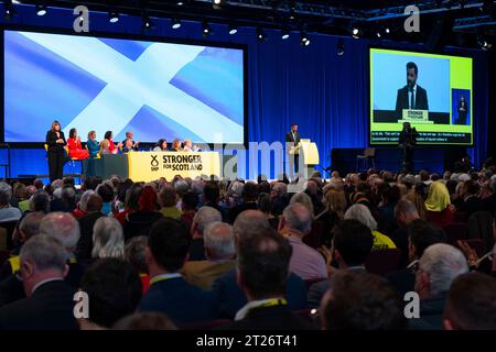 Aberdeen, Écosse, Royaume-Uni. 17 octobre 2023. Discours de clôture du Premier ministre Humza Yousaf lors de la dernière journée de la 89e conférence annuelle du SNP à P&J Live Arena à Aberdeen . Iain Masterton/Alamy Live News Banque D'Images