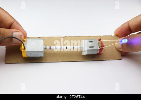 LED connectée aux extrémités des bornes du moteur cc. Énergie électrique produite lorsque l'arbre du moteur à courant continu tourne à l'aide d'un autre moteur Banque D'Images