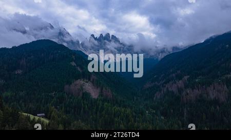 Vue aérienne des Dolomites italiennes à Sainte-Madeleine, par jour de pluie. La photographie a été prise à partir d'un drone à une altitude plus élevée. Banque D'Images