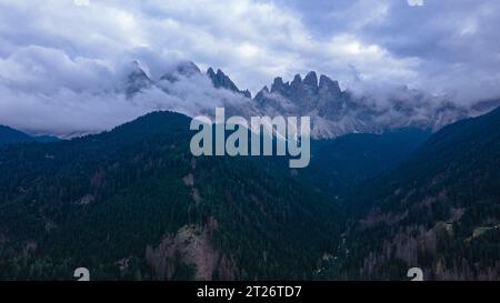 Vue aérienne des Dolomites italiennes à Sainte-Madeleine, par jour de pluie. La photographie a été prise à partir d'un drone à une altitude plus élevée. Banque D'Images