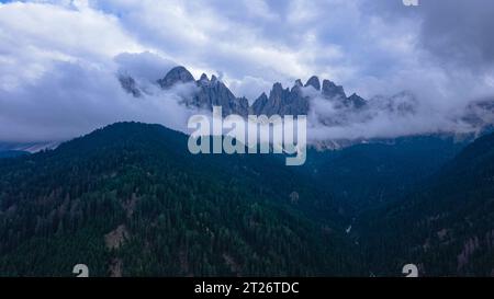 Vue aérienne des Dolomites italiennes à Sainte-Madeleine, par jour de pluie. La photographie a été prise à partir d'un drone à une altitude plus élevée. Banque D'Images