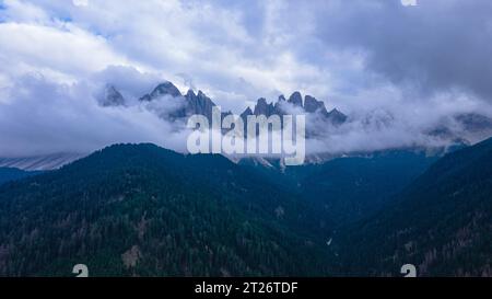 Vue aérienne des Dolomites italiennes à Sainte-Madeleine, par jour de pluie. La photographie a été prise à partir d'un drone à une altitude plus élevée. Banque D'Images