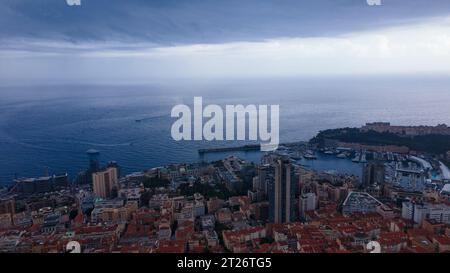 Vue aérienne sur la ville de Monaco, Monte Carlo. La photographie a été prise à partir d'un drone à une altitude plus élevée au-dessus de la ville avec des gratte-ciel. Banque D'Images