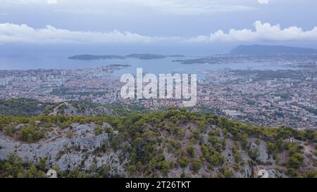 Vue aérienne sur Toulon ville, France. La photographie a été prise à partir d’un drone à une altitude plus élevée un jour de pluie au Mémorial du débarquement Banque D'Images