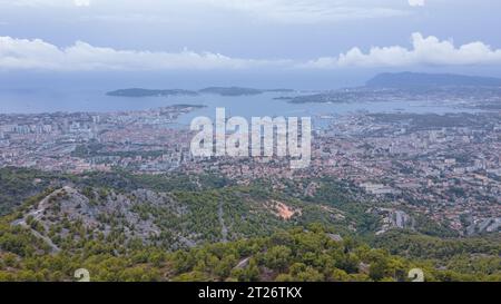 Vue aérienne sur Toulon ville, France. La photographie a été prise à partir d’un drone à une altitude plus élevée un jour de pluie au Mémorial du débarquement Banque D'Images