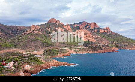 Vue aérienne du Rocher Saint-Barthélémy sur la Côte d'Azur. Sur la photo, on peut voir la belle Rocher Saint-Barthélémy et la côte. Banque D'Images