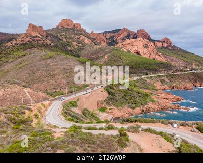 Vue aérienne du Rocher Saint-Barthélémy sur la Côte d'Azur. Sur la photo, on peut voir la belle Rocher Saint-Barthélémy et la côte. Banque D'Images