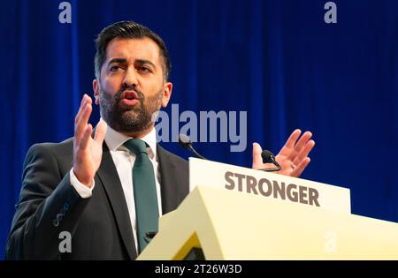 Aberdeen, Écosse, Royaume-Uni. 17 octobre 2023. Discours de clôture du Premier ministre Humza Yousaf lors de la dernière journée de la 89e conférence annuelle du SNP à P&J Live Arena à Aberdeen . Iain Masterton/Alamy Live News Banque D'Images