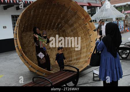 17 octobre 2023, Yogyakarta, région spéciale de Yogyakarta, Indonésie : les gens prennent des photos dans l'une des installations artistiques exposées lors du Jogja Street Sculpture Project (JSSP) 5 le long de la rue Malioboro. L’exposition est un moyen de transmettre des messages sociaux, culturels et environnementaux. (Image de crédit : © Angga Budhiyanto/ZUMA Press Wire) USAGE ÉDITORIAL SEULEMENT! Non destiné à UN USAGE commercial ! Banque D'Images