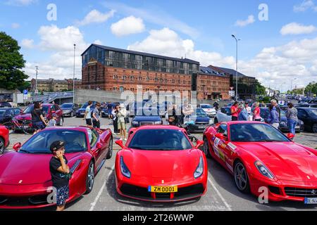 Liepaja, Lettonie- 20 juillet 2023 : événement européen des propriétaires de voitures Ferrari et salon automobile public Banque D'Images