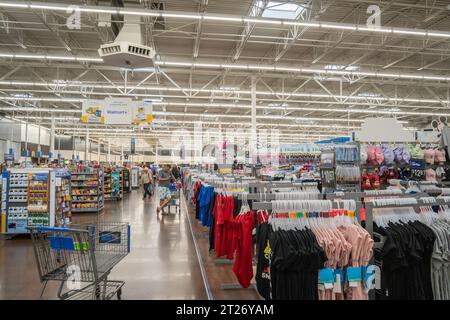 Orlando, États-Unis - 6 août 2023 : acheteurs dans une succursale spacieuse de la société Walmart à Orlando, Floride Banque D'Images