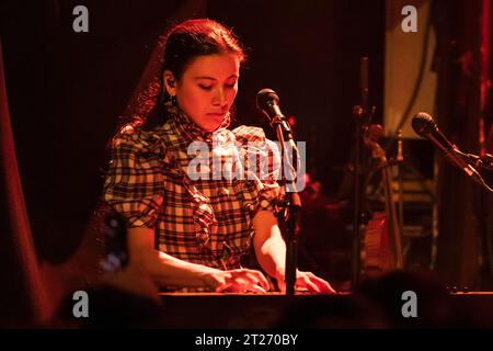 Oslo, Norvège. 16 octobre 2023. Le groupe de rock indie anglais Black Country, New Road donne un concert live au Cosmopolite à Oslo. Ici, la musicienne May Kershaw est vue en direct sur scène. (Crédit photo : Gonzales photo - Stian S. Moller). Banque D'Images