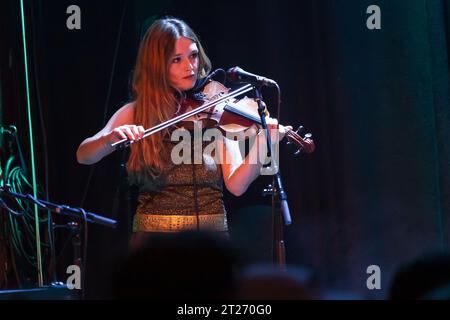 Oslo, Norvège. 16 octobre 2023. Le groupe de rock indie anglais Black Country, New Road donne un concert live au Cosmopolite à Oslo. Ici, la chanteuse et musicienne Georgia Ellery est vue en direct sur scène. (Crédit photo : Gonzales photo - Stian S. Moller). Banque D'Images