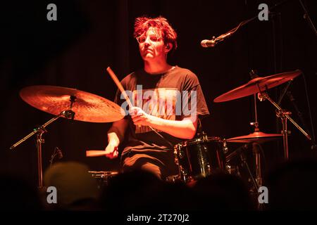 Oslo, Norvège. 16 octobre 2023. Le groupe de rock indie anglais Black Country, New Road donne un concert live au Cosmopolite à Oslo. Ici le batteur Charlie Wayne est vu en direct sur scène. (Crédit photo : Gonzales photo - Stian S. Moller). Banque D'Images