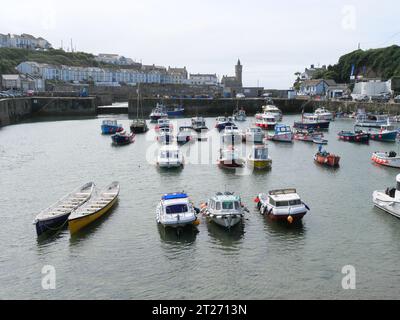 Bateaux de pêche colorés couchés côte à côte dans le port de Porthleven en Cornouailles en Angleterre Banque D'Images