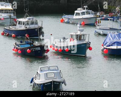 Bateaux de pêche colorés couchés côte à côte dans le port de Porthleven en Cornouailles en Angleterre Banque D'Images