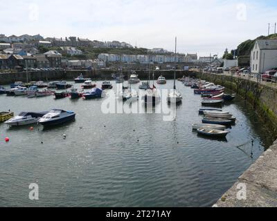 Bateaux de pêche colorés couchés côte à côte dans le port de Porthleven en Cornouailles en Angleterre Banque D'Images