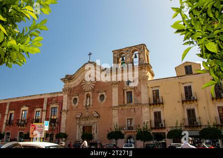 MILAZZO, SICILE, Italie - 03 octobre 2023.. L'église du Carmine située sur la Piazza Caio Duilio dans le centre historique de la ville de Milazzo. Banque D'Images