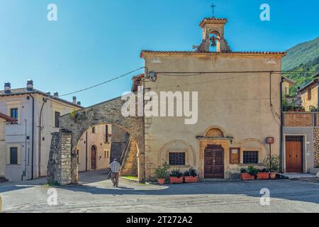 L'église de S. Rocco du 11e siècle, avec une arche caractéristique avec deux éperons de soutien. Au-dessus de la façade se trouve le petit clocher. Abruzzes Banque D'Images