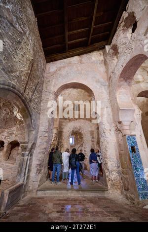 Touristes à l'intérieur vue du monastère de Suso à San Millan de la Cogolla, la Rioja, Espagne. Banque D'Images