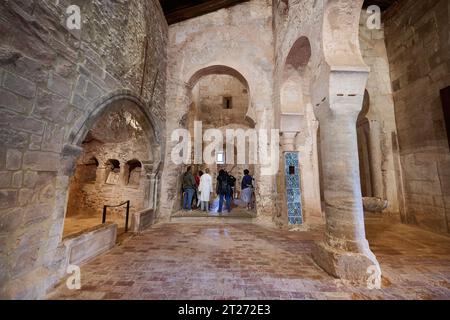 Touristes à l'intérieur vue du monastère de Suso à San Millan de la Cogolla, la Rioja, Espagne. Banque D'Images