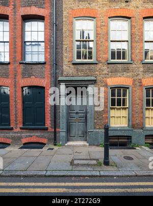 Maisons de ville huguenot historiques de caractère et colorées sur Fournier Street à Spitalfields, East London, Royaume-Uni. Banque D'Images