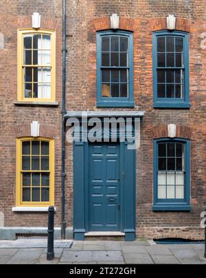 Maisons de ville huguenot historiques de caractère et colorées sur Fournier Street à Spitalfields, East London, Royaume-Uni. Banque D'Images