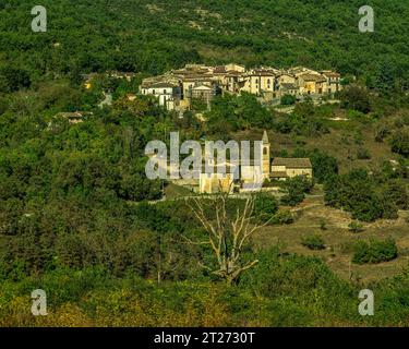 Collégiale de Santa Maria dell'Assunta, située juste à l'extérieur du petit village de montagne de Santa Maria del Ponte. Tione degli Abruzzi, Abruzzes Banque D'Images