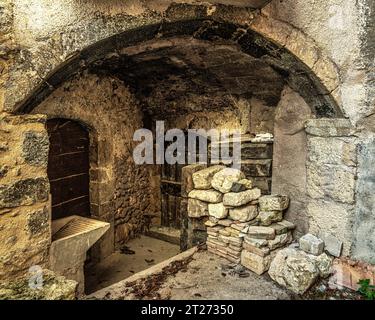 Entrée couverte par une arche menant aux caves d'une ancienne maison médiévale à Santa Maria del Ponte. Santa Maria del Ponte.Tione degli Abruzzes, Abruzzes Banque D'Images