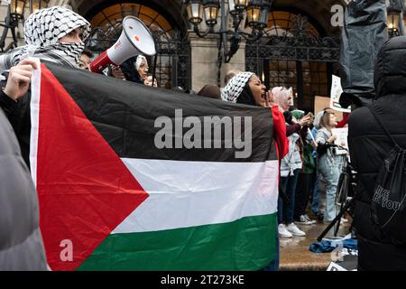 Boston, Massachusetts, États-Unis. 16 octobre 2023. Des partisans pro-palestiniens tiennent un drapeau palestinien lors d'un rassemblement à Boston. Les partisans pro-palestiniens ont organisé un rassemblement à Boston, Massachusetts. Les manifestants ont dénoncé la réponse d'Israël sur la bande de Gaza suite à l'attaque du Hamas au festival de musique le 7 octobre 2023. Depuis lors, des civils palestiniens dans la bande de Gaza ont été pris entre les tirs croisés entre les frappes aériennes israéliennes. (Image de crédit : © Vincent Ricci/SOPA Images via ZUMA Press Wire) USAGE ÉDITORIAL SEULEMENT! Non destiné à UN USAGE commercial ! Banque D'Images