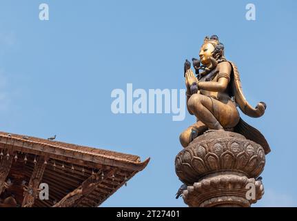 Véritable chef-d'œuvre d'art dans les décorations de temple ancien statue de Garuda dieu des oiseaux sur Patan Durbar Square palais royal médiéval et patrimoine mondial de l'UNESCO si Banque D'Images