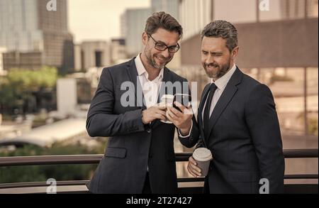 photo d'un téléphone professionnel souriant. téléphone de bureau pour les chèques Banque D'Images