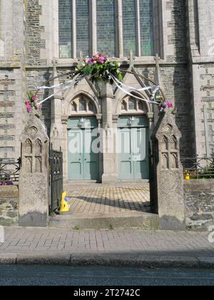 Porte d'entrée décorée pour un mariage devant l'église Porthleven en Cornouailles en Angleterre Banque D'Images