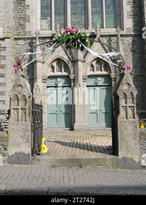 Porte d'entrée décorée pour un mariage devant l'église Porthleven en Cornouailles en Angleterre Banque D'Images