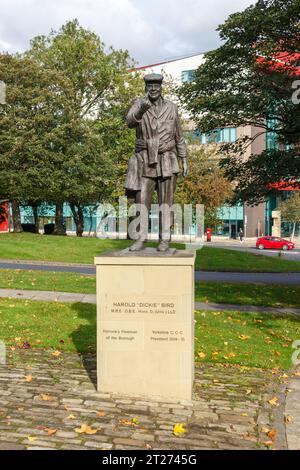 La statue Graham Ibbeson de Dickie Bird à Barnsley Banque D'Images