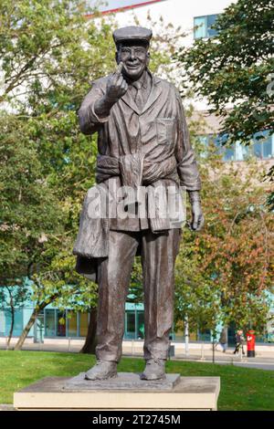 La statue Graham Ibbeson de Dickie Bird à Barnsley Banque D'Images