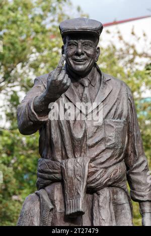 La statue Graham Ibbeson de Dickie Bird à Barnsley Banque D'Images