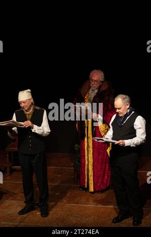 Pendant un confinement Covid, une lecture costumée du chant de Noël de Dickens au Fisher Theatre Bungay Suffolk Banque D'Images