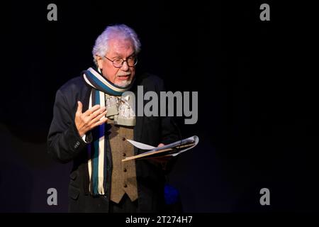 Pendant un confinement Covid, une lecture costumée du chant de Noël de Dickens au Fisher Theatre Bungay Suffolk Banque D'Images